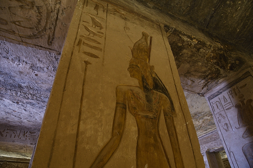 37 MAK_6566.jpg - Sulle colonne raffigurazioni colorate dei sovrani, come la regina Nefertari o divinità…